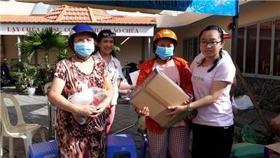 Image: Ủy ban MTTQVN phường 15 phối hợp với Ban Caritas nhà thờ Hoà Hưng tổ chức trao tặng quà cho hộ nghèo, cận nghèo, hộ khó khăn trên địa bàn phường.