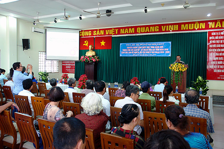 Ông Nguyễn Văn Dũng – Trưởng Trạm y tế P15 báo cáo chuyên đề phòng, chống các bệnh sốt xuất huyết, bệnh tay chân miệng